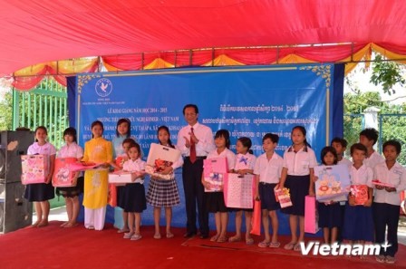 Trường Tiểu học Hữu nghị Khmer - Việt Nam ở Campuchia khai giảng năm học mới  - ảnh 1